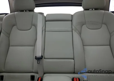 2021 Volvo Xc60 T6 Momentum z USA, uszkodzony, nr VIN YV4A22RKXM1777166